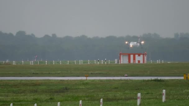 Turboprop-Flugzeug nähert sich bei Regenwetter — Stockvideo