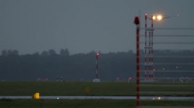 Uçak inmeden önce yaklaşıyor.