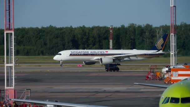 Singapore Airlines Airbus A350 rollt nach der Landung — Stockvideo