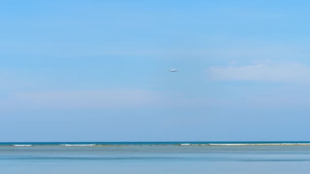 Avión acercándose sobre el océano — Vídeos de Stock