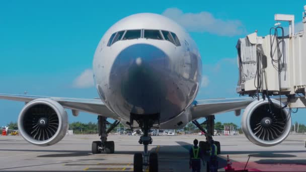 Airplane parked in Phuket airport — Stock Video