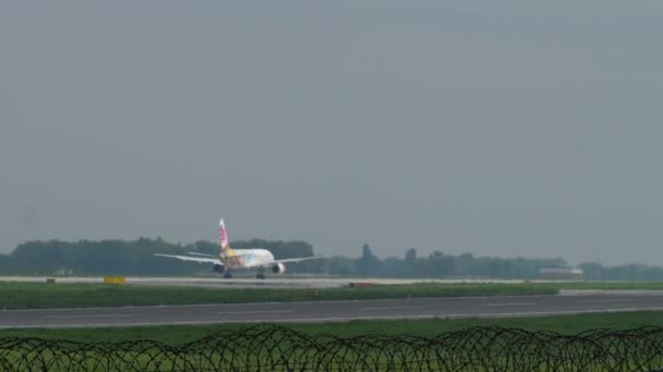 Κυριακάτικη αεροπορική εταιρεία Boeing 757 αναχώρηση — Αρχείο Βίντεο