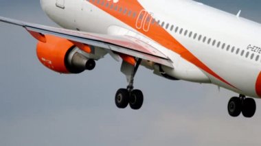 EasyJet Airbus 320 kalkış