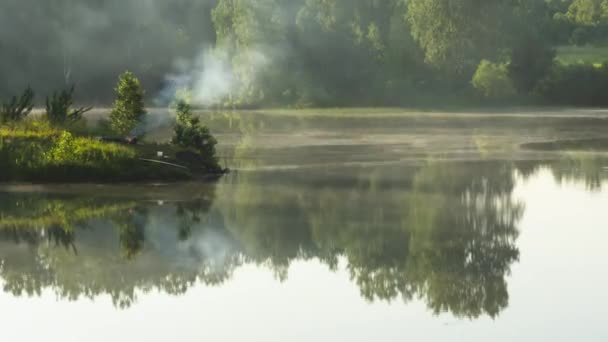 Piękny wcześnie rano w lesie jezioro — Wideo stockowe