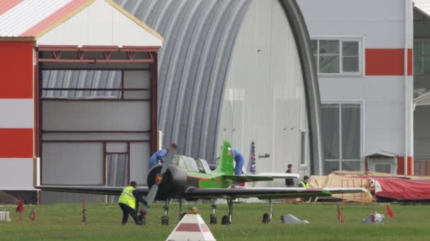 Samoloty sportowe Yak-52 przygotowują się do lotu — Wideo stockowe