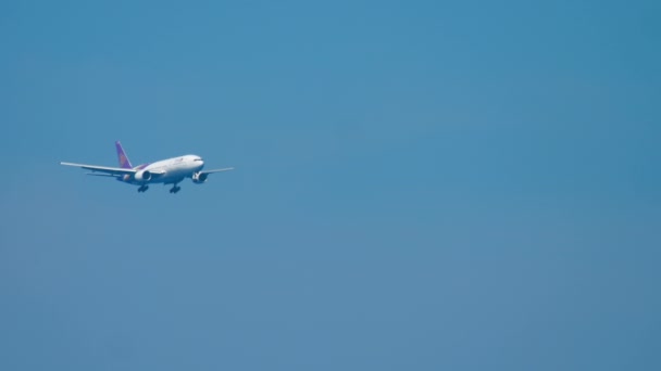 Boeing 777 approaching over ocean — Stock Video