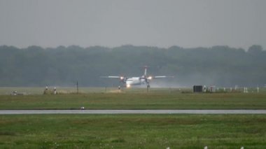 Yağmurlu havalarda Turboprop uçağı iniş