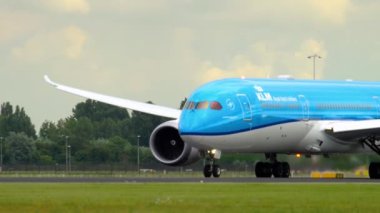 Klm Dreamliner kalkıştan önce hızlanıyor