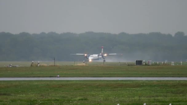 Avión turbohélice aterrizando con tiempo lluvioso — Vídeos de Stock