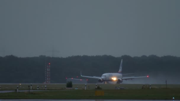 Frenado del avión después del aterrizaje — Vídeo de stock