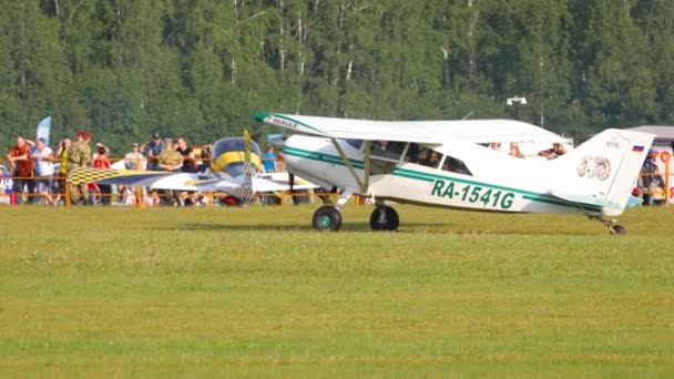 Maule m-7-235c Orion-Leichtflugzeuge auf Flugplatz — Stockvideo