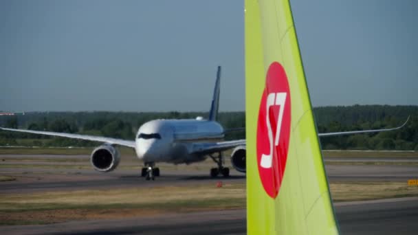 Singapur Airlines Airbus A350 pojíždění po přistání — Stock video