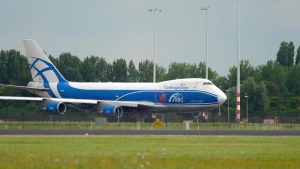 AirBridgeCargo Boeing 747 taxiën voor vertrek — Stockvideo