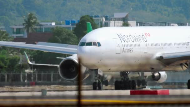 Boeing 777 repousse avant le départ — Video