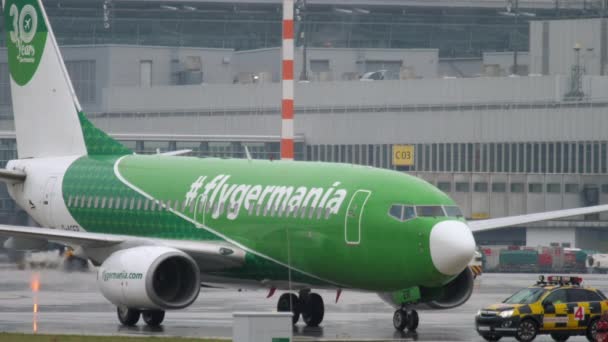 Avión estacionado después de aterrizar en tiempo lluvioso — Vídeos de Stock