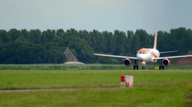 EasyJet Airbus 320 kalkış