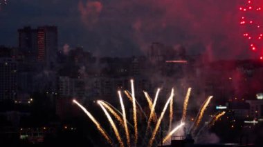 Akşam gökyüzünde güzel havai fişek