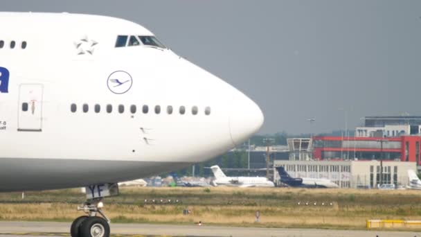 Boeing 747 pojíždění před odjezdem — Stock video