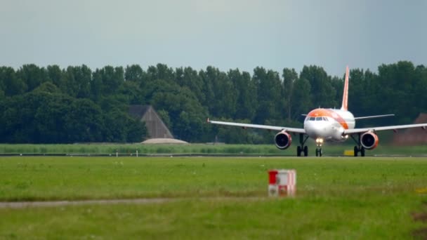 EasyJet Airbus 320 kalkış — Stok video