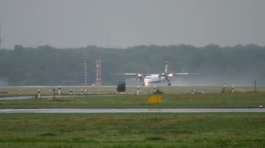Yağmurlu havalarda Turboprop uçağı iniş