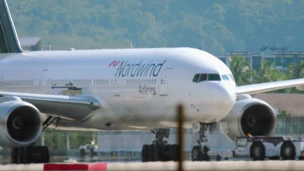 Boeing 777 terugduwen voor vertrek — Stockvideo