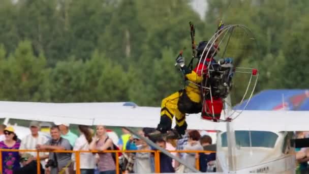 Parapentes Moto en airshow — Vídeo de stock