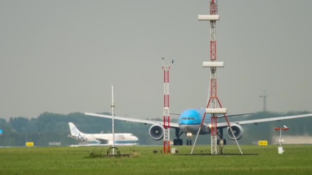 出発前に加速する klm オランダ航空ボーイング 777 — ストック動画