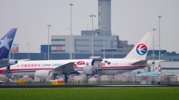 Boeing 777 Cina carico scarico — Video Stock