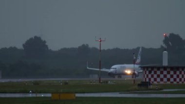 Uçak indikten sonra fren yapıyor.