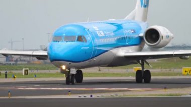 KIM Cityhopper Fokker 70 Taksilemek