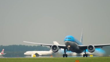 KLM Boeing 777 kalkış