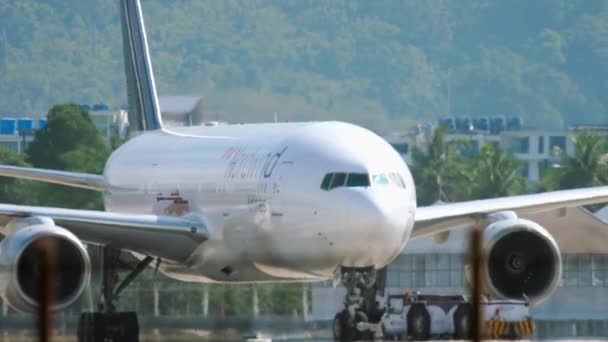 Boeing 777 repousse avant le départ — Video