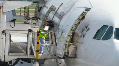 Havayolu yemek servisi.