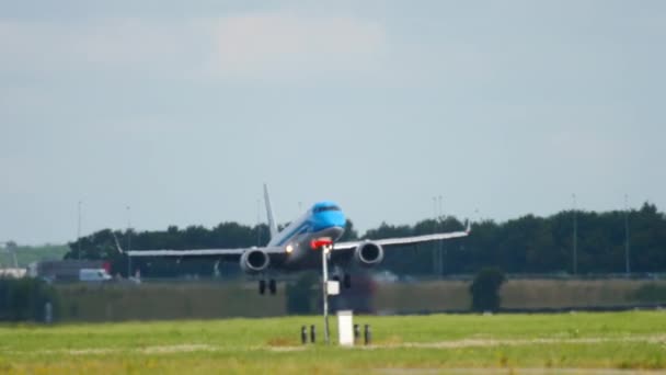 KLM Cityhopper Embraer 190 aterragem — Vídeo de Stock