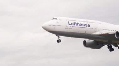 Frankfurt 'a Lufthansa jumbo inişi.