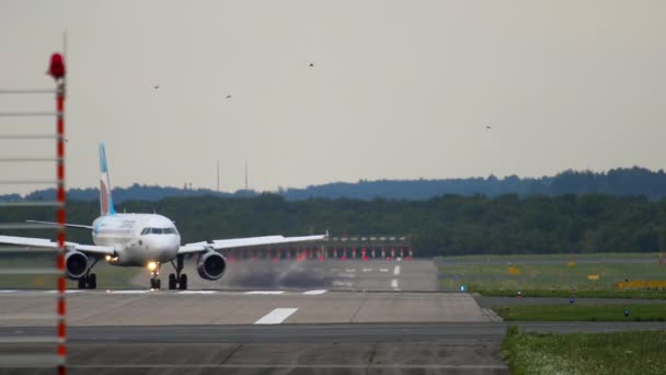 Avión en rodaje después del aterrizaje — Vídeos de Stock