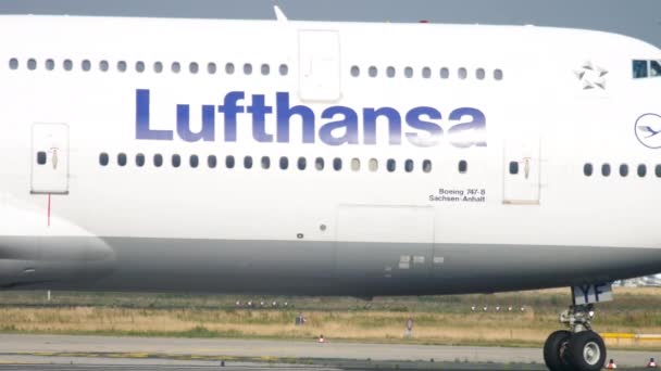 Boeing 747 rollt vor dem Abflug — Stockvideo