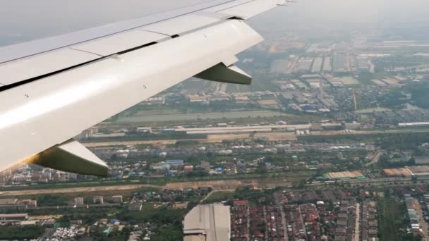 Letecký pohled z klesajícího letadla — Stock video