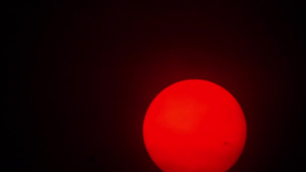 Červená sluneční koule v hustém smogu — Stock video