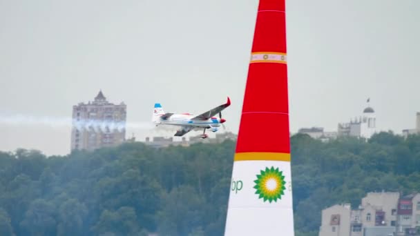 Avión de carreras en la etapa — Vídeos de Stock