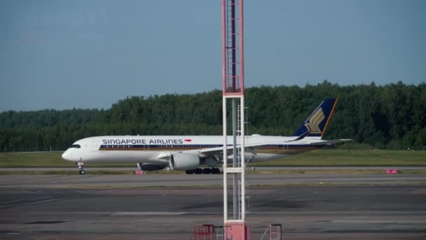 Αερογραμμές Σιγκαπούρης Airbus A350 τροχίζοντας μετά την προσγείωση — Αρχείο Βίντεο