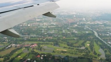 İniş yapan uçaktan hava görüntüsü