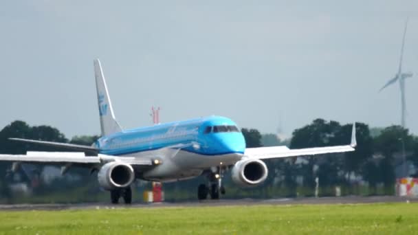 KLM Cityhopper Embraer 190 aterrizaje — Vídeo de stock