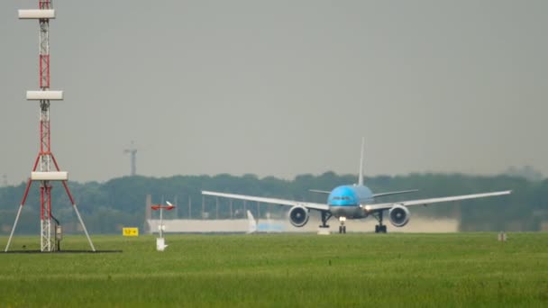 KLM Боїнг 777 прискорити перед вильотом — стокове відео