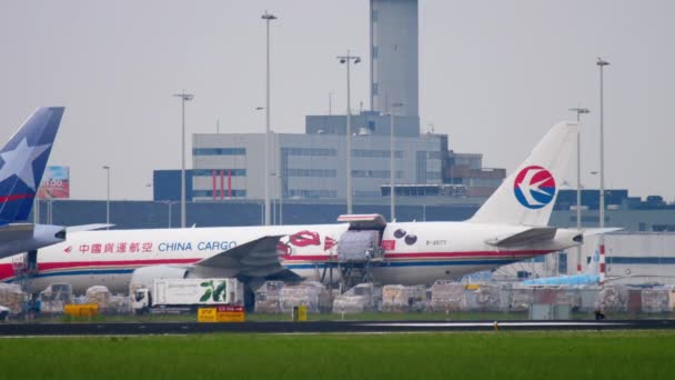 Boeing 777 China descarga de carga — Vídeo de Stock