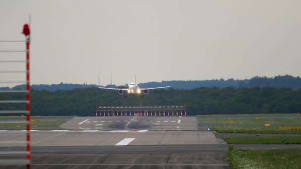 Vliegtuig nadert voor de landing — Stockvideo