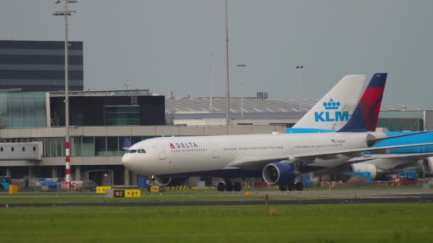 Trafic matinal à l'aéroport d'Amsterdam — Video