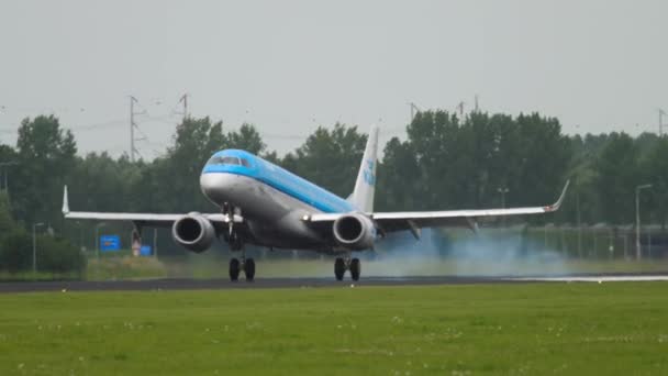 KLM Cityhopper Embraer 190 inişi — Stok video