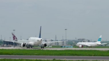 Air Astana Airbus A320 taksi