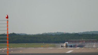 Uçak kalkıyor ve tırmanıyor.